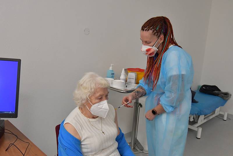 Židenické důchodce naočkovali ve čtvrtek vakcínou Pfizer/BioNTech ve Vojenské nemocnici.
