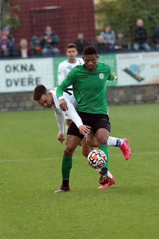 Líšeňští fotbalisté (v bílém) zdolali Příbram na domácím hřišti 4:1.