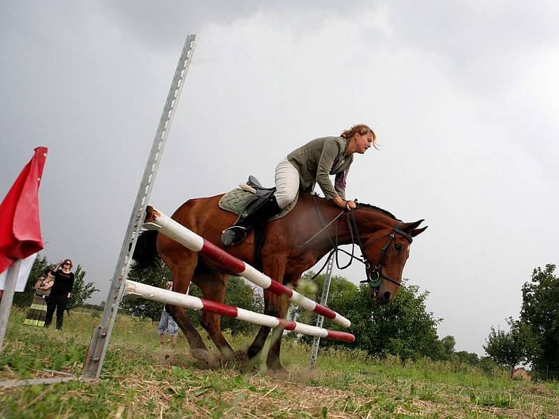 Tradiční koňské závody v Bedřichovicích.
