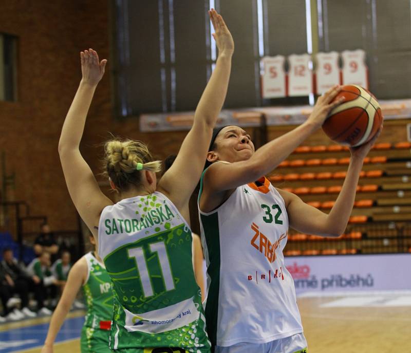 Před necelým rokem smutnily, soupeři se však pomstily. Královopolské basketbalistky (v zeleném) si v semifinále smlsly na Žabinách, které porazily 71:38 a postoupily do boje o zlato ve Final Four Českého poháru hrajícího se v Nymburku.