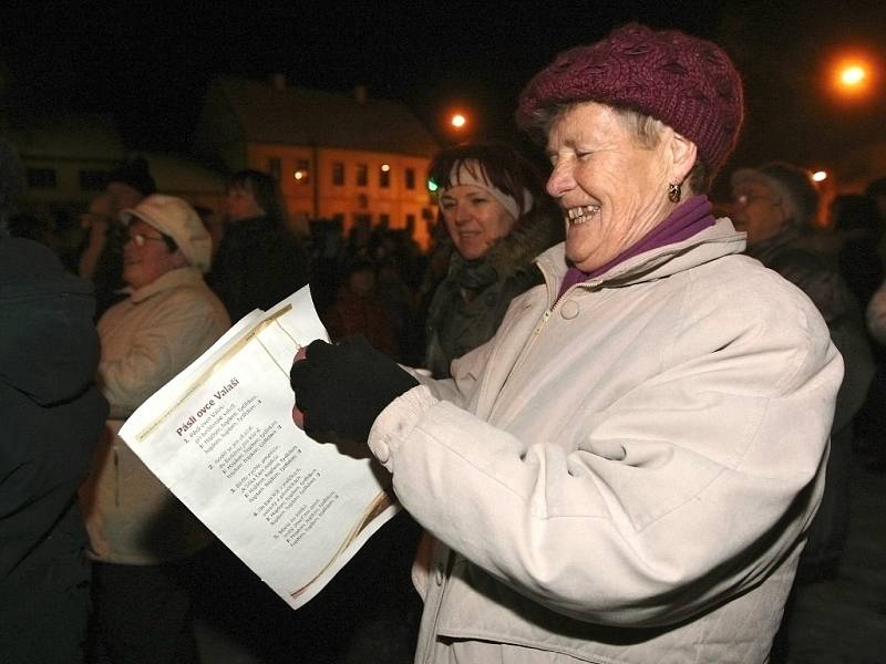 Krátce po šesté hodině večer zpívá koledy na náměstí v Pohořelicích na Brněnsku asi sto padesát lidí pod vedením pohořelického sboru Mužáků.