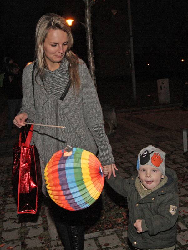  Stovky lidí s lampiony, čarodějové i jezdci na jednokolkách se ve středu večer vydali na tradiční lampionový průvod v Kohoutovicích. Akcí s názvem Léto a dým se Brňané symbolicky loučí s létem.