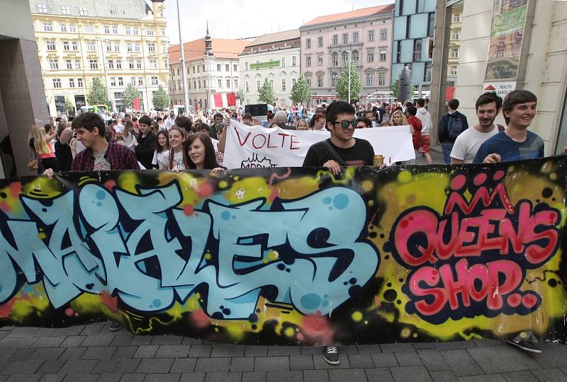 Máj padla, vstříc oslavám. Symbolické pořezání májky na náměstí Svobody předznamenalo festivalový den Brněnského Majálesu, který po poledni začal v areálu brněnského výstaviště.