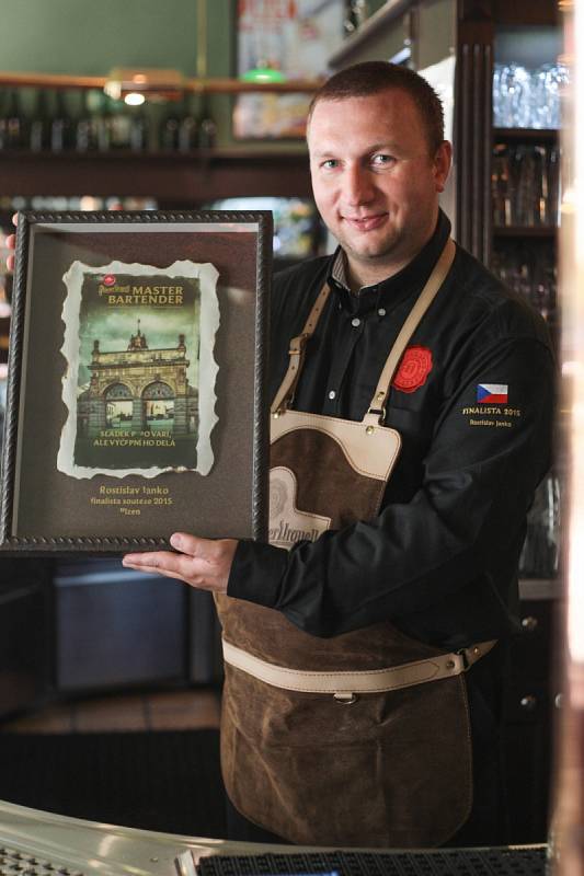 Rostislav Janko z Brna se stal jediným jihomoravským zástupcem v národním finále soutěže Pilsner Urquell Master Bartender v Plzni o nejlepšího výčepního.
