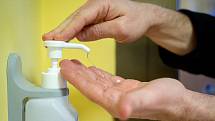 Dezinfekce rukou pomáhá snížit riziko přenosu nákazy.