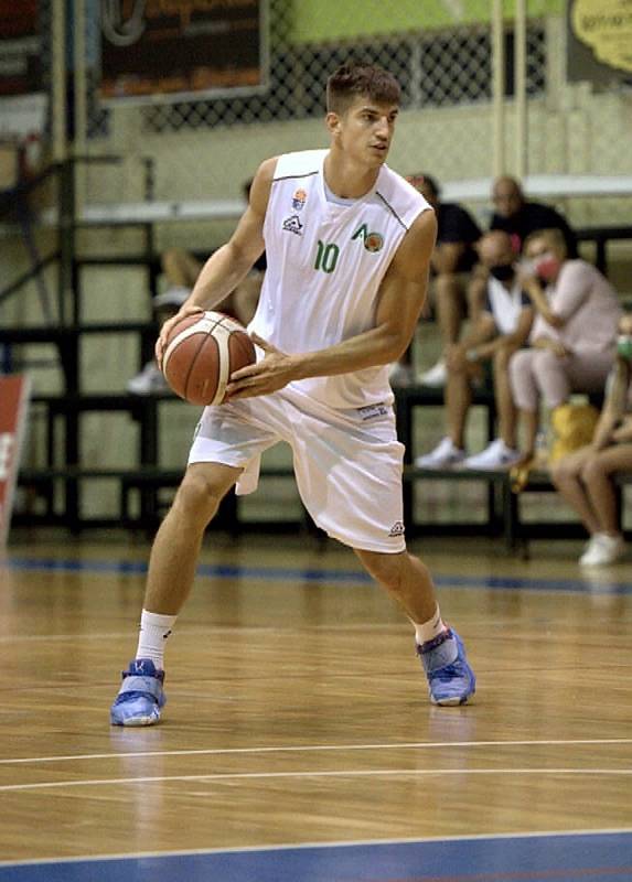 Basketbalista Radek Farský obléká dres řeckého A. O. Agriniou.