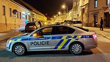 Útočník v pondělí v podvečer řádil v Tišnově na Brněnsku.
