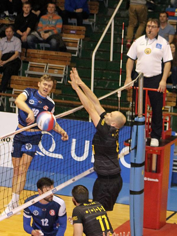 Ve třetím utkání semifinále I. ligy prohráli volejbalisté Sokola Bučovice (modré dresy) v Brně s Volejbalem Brno B 0:3. Stejným poměrem Brnané vyhráli i celou sérii.