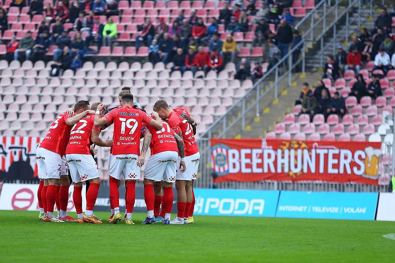 Brněnští fotbalisté (v červeném) na domácím trávníku zdolali Liberec 3:0.