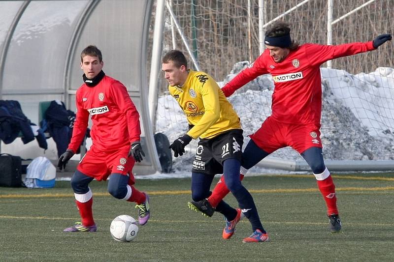 Fotbalisté brněnské Zbrojovky (v červeném) zdolali 1. FC Slovácko 2:0.