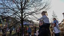 Poslední březnovou sobotu nazdobili lidé v Kuřimi společně velikonoční strom.