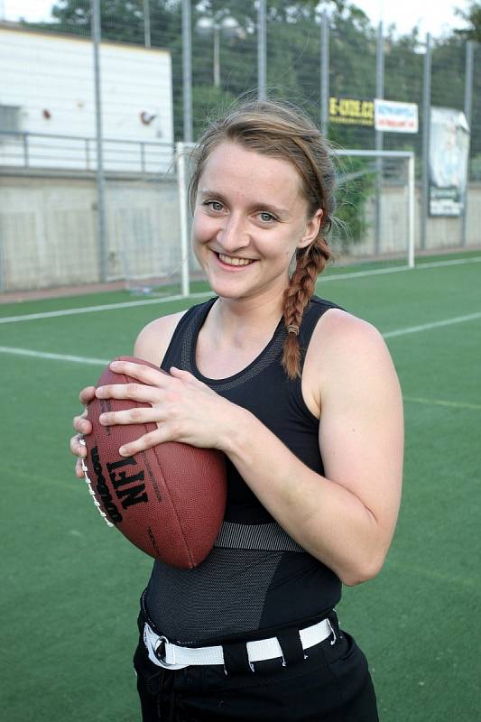 Redaktorka Brněnského deníku Rovnost Alžběta Nečasová strávila den jako hráčka amerického fotbalu.