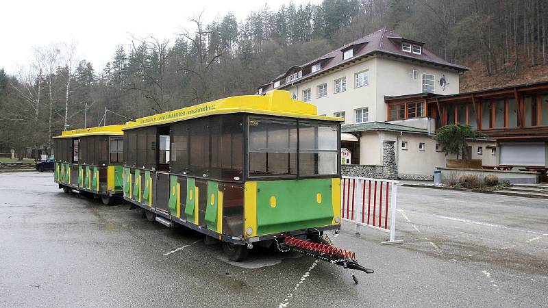 21.3.2020 - srovnání místa před a po zákazu pohybu bez zakrytých úst a nosu - parkoviště Skalní mlýn