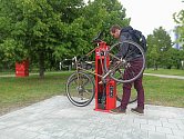 Nový servisní stojan pro cyklisty u stezky podél řeky Svratky na křížení s Renneskou třídou v Brně.