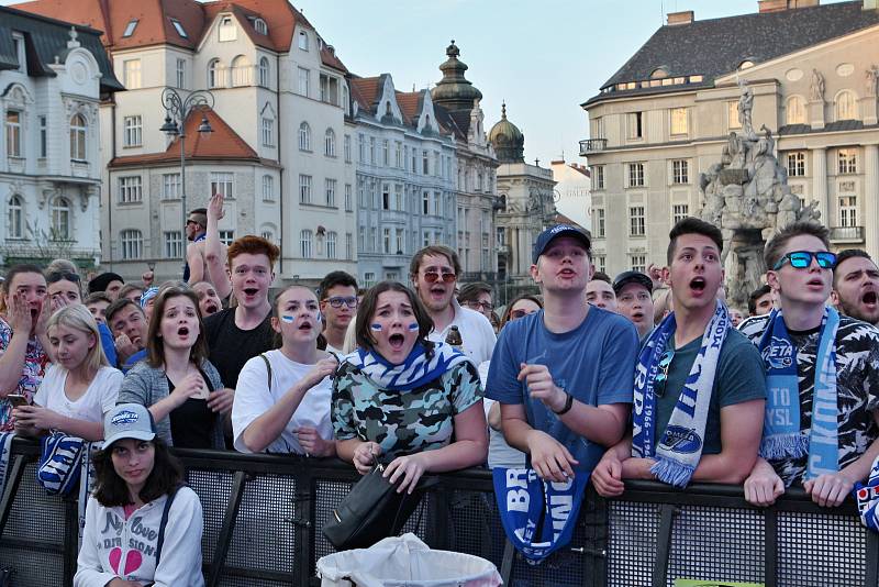 Mistři, mistři! Ozývalo se z brněnského Zelného trhu. Fanoušci tam neúnavně fandili vítězné Kometě.