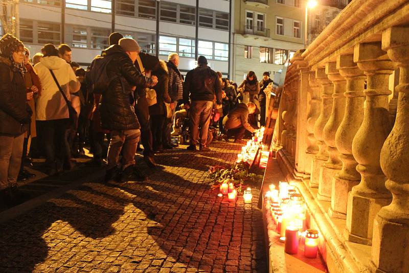 Na brněnském náměstí Svobody si lidé připomněli zapálením svíček Jana Palacha. Student se upálil přesně před půl stoletím.