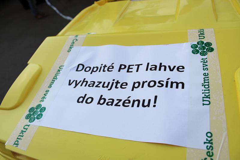 Sako Brno otevřelo v sobotu svůj areál lidem. Zaměstnanci nachystali soutěže pro děti nebo koupání v plastu.