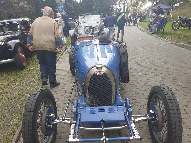 Milovníci historických automobilů i motocyklů si první říjnovou sobotu přišli na své při tradičním závodu Brno-Soběšice.