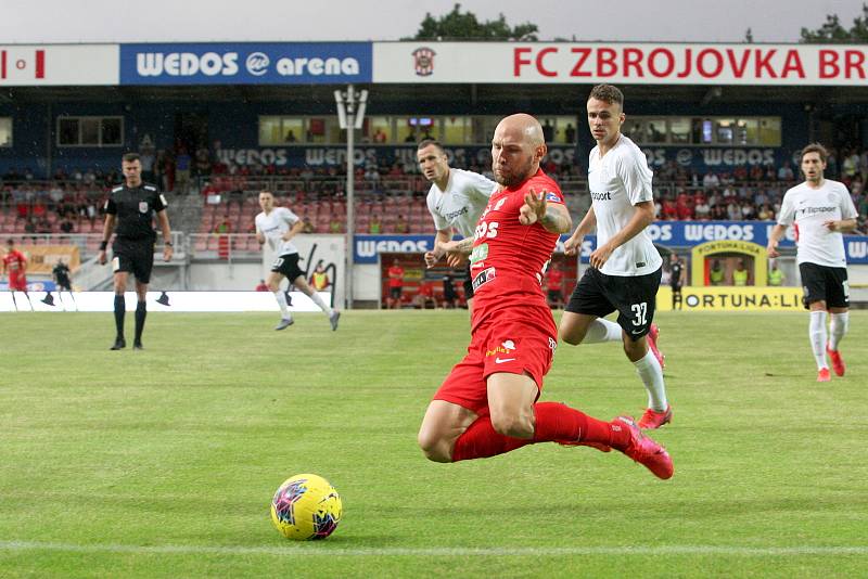 Domácí FC Zbrojovka Brno v červeném proti AC Sparta Praha.
