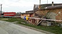 Výbuch plynu zničil hodinu v noci na pondělí rodinný dům ve Vlasaticích na Brněnsku. Těžce popálený majitel skončil v nemocnici. Dům je neobyvatelný, má poškozené zdi, které hasiči do rána zpevňovali výdřevou.