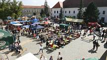 Česnekové slavnosti nenabídly jen pikantní pokrmy, ale i česnek z českých záhonů.