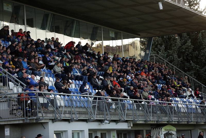 Líšeňští fotbalisté (v bílém) zdolali Příbram na domácím hřišti 4:1.