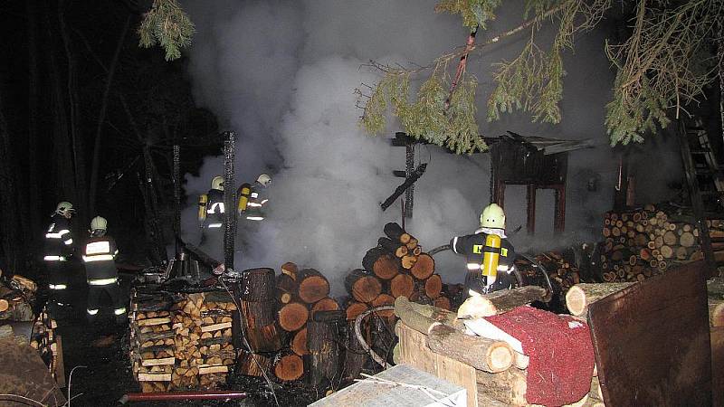 Vyhořelá chata v Rozdrojovicích na Brněnsku.