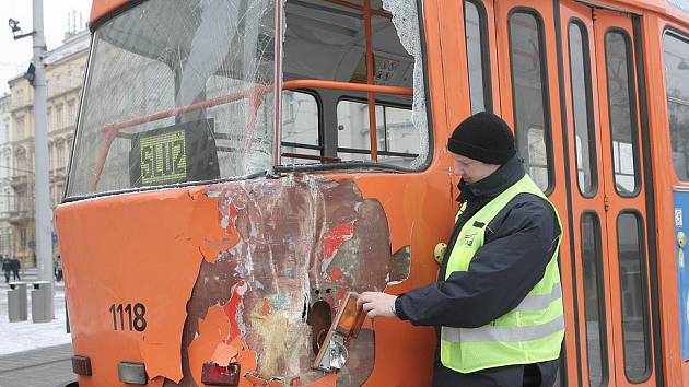 Hned dvakrát se popelářské auto v úterý ráno srazilo s tramvají číslo čtyři. 