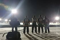 Snímky z kanadské vesnice Plaster Rock připomínají záběry z filmu Mystery, Aljaška, kde hráči New York Rangers nastoupili na Aljašsce proti amatérům z Mystery.