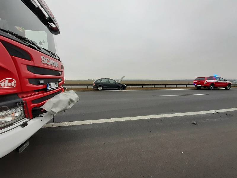 Hromadná nehoda uzavřela ve čtvrtek ráno dálnici D52.