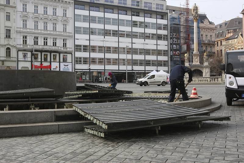 V úterý kontrolovali pracovníci Veřejné zeleně kašnu na brněnském náměstí Svobody. Údržbu provádí každý rok po zimě.