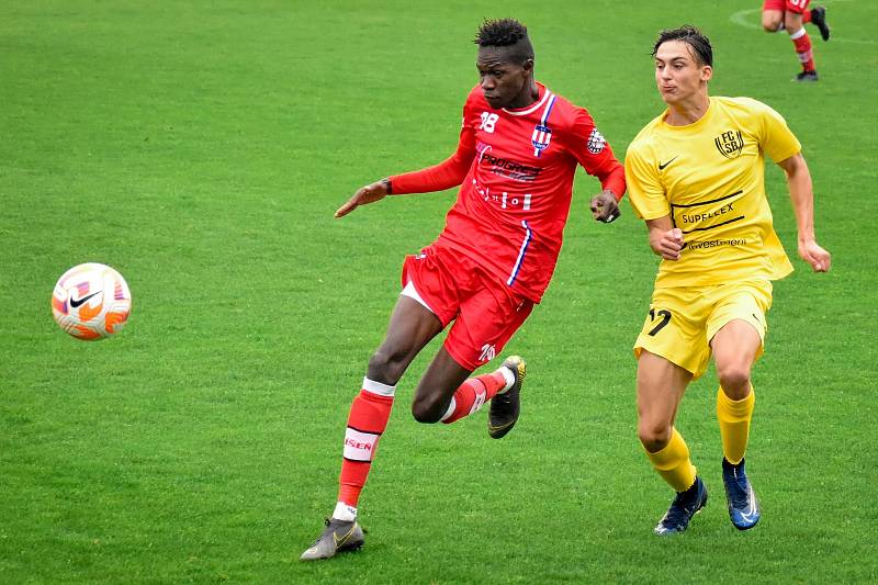 Senegalský záložník Lamine Fall (v červeném s číslem 18) byl na podzim jedním z pilířů líšeňské rezervy, které pomohl k titulu půlmistra v jihomoravském krajském přeboru.