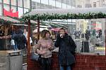 Vánoční trhy na brněnském náměstí Svobody začaly v pátek, kvůli vládnímu nařízení potrvají pouze několik hodin do šesté podvečerní. I přes sněžení na ně zamířily stovky lidí.