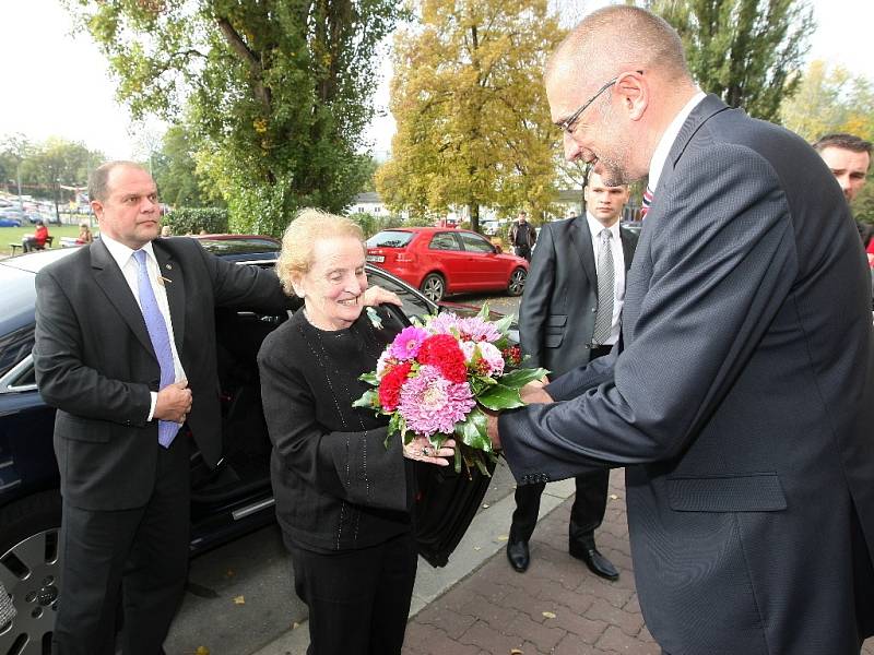 Česká rodačka Madeleine Albrightová, která byla americkou ministryní zahraničí, přijela ve středu do Brna. 