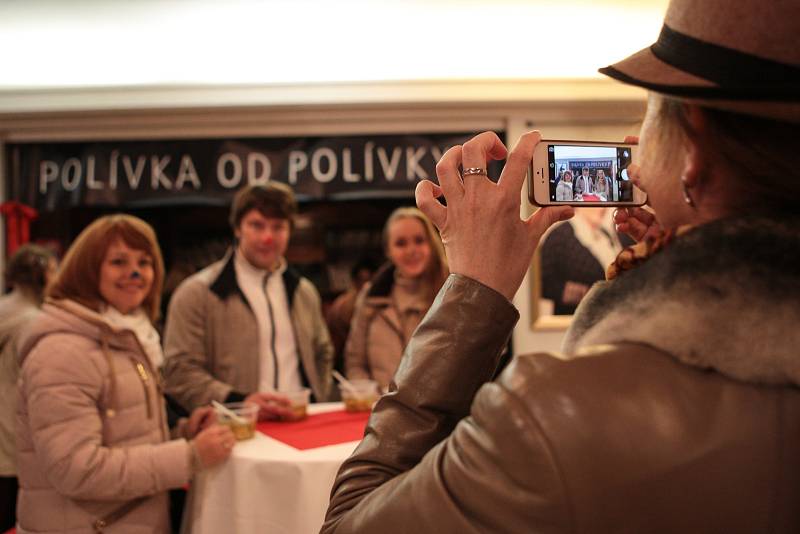 Šaškové počmáraní uváděli v sobotu návštěvníky do Divadla Bolka Polívky. To se spolu s dalšími městskými scénami zapojilo do Noci divadel v Brně. 