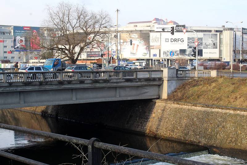 V pondělí představitelé Brna slavnostně zahájili výstavbu protipovodňových opatření v úseku mezi koupalištěm Riviéra a mostem v Uhelné ulici.