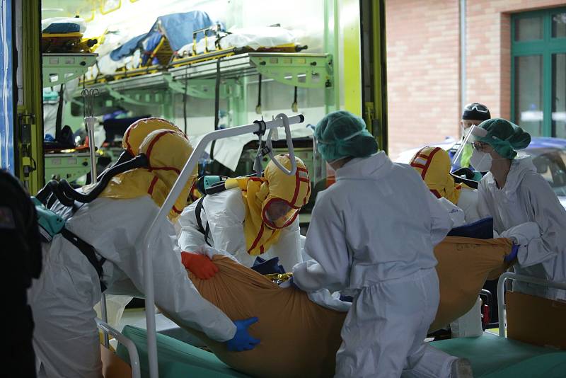 Transport pacientů s covidem z brněnského oddělení Kliniky infekčních chorob Fakultní nemocnice Brno do pražských nemocnic.