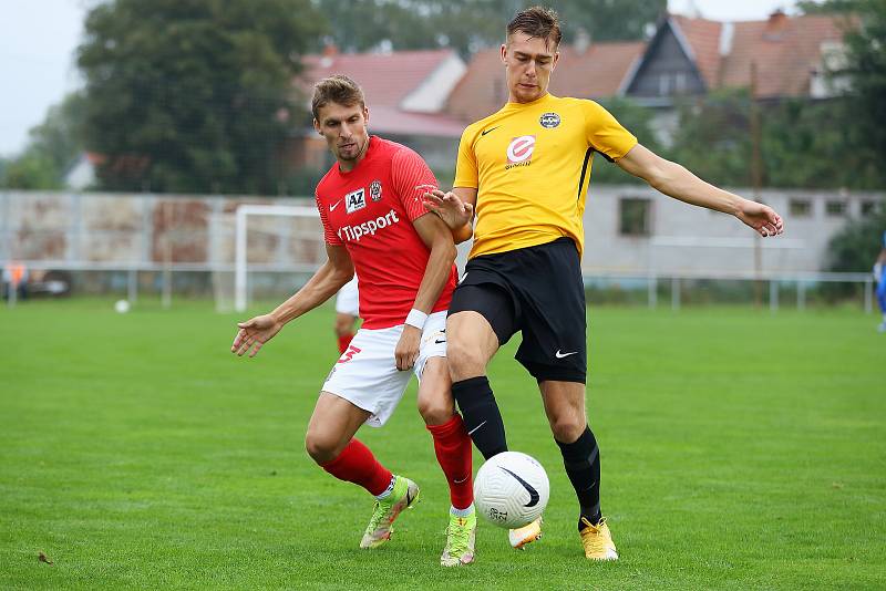 Fotbalisté Zbrojovky (v červeném) ve druhém kole MOL Cupu zvítězili v Rosicích 4:0.