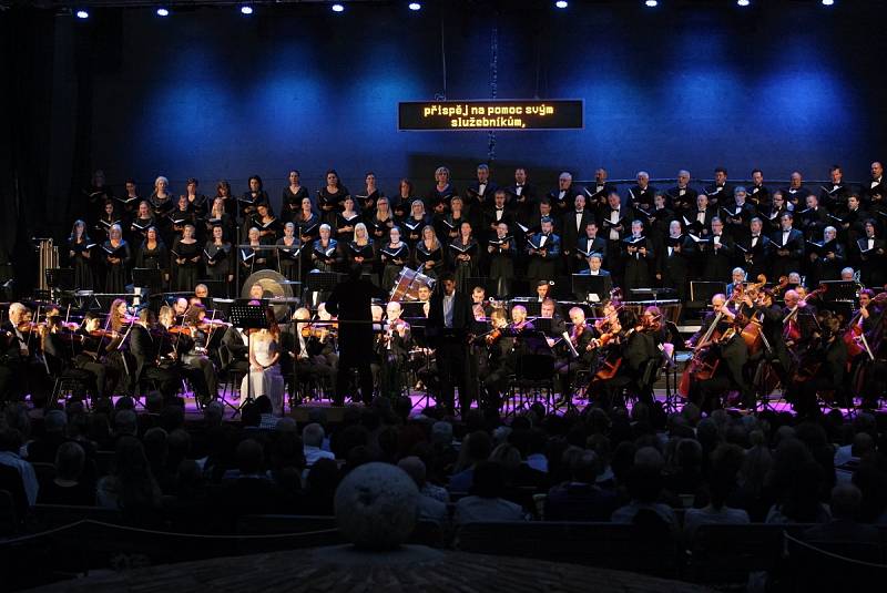 Notoricky známé první tóny Orffovy kantáty Carmina burana zahájily v úterý večer Mezinárodní hudební festival Špilberk. 