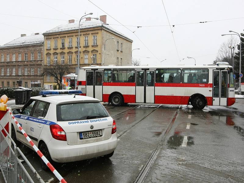 Propadlá silnice v Merhautově ulici zkomplikovala v pátek ráno dopravu .