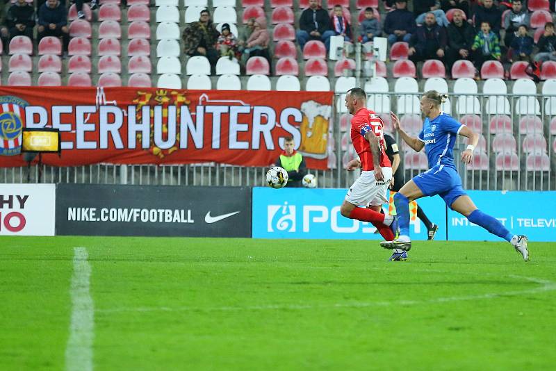 Brněnští fotbalisté (v červeném) na domácím trávníku zdolali Liberec 3:0.