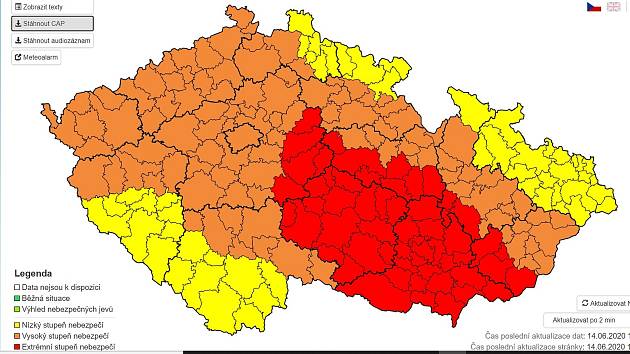 Meteorologové z Českého hydrometeorologického ústavu zpřísnili pro Jihomoravský kraj a kraj Vysočina výstrahu na extrémní stupeň nebezpečí.