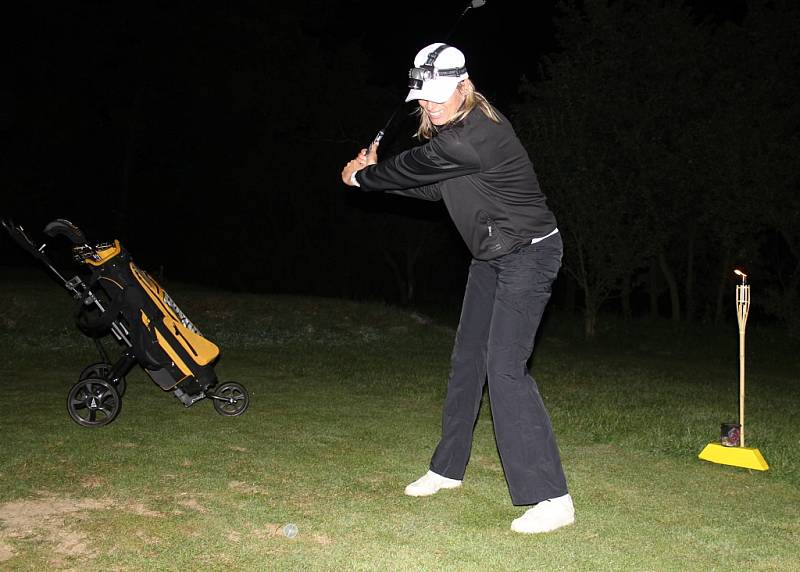 V Těšeticích se konal netradiční golfový turnaj. Hrálo se v noci.