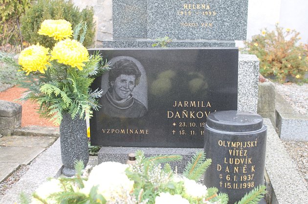 Urna olympionika Ludvíka Daňka na hřbitově v Černé Hoře.