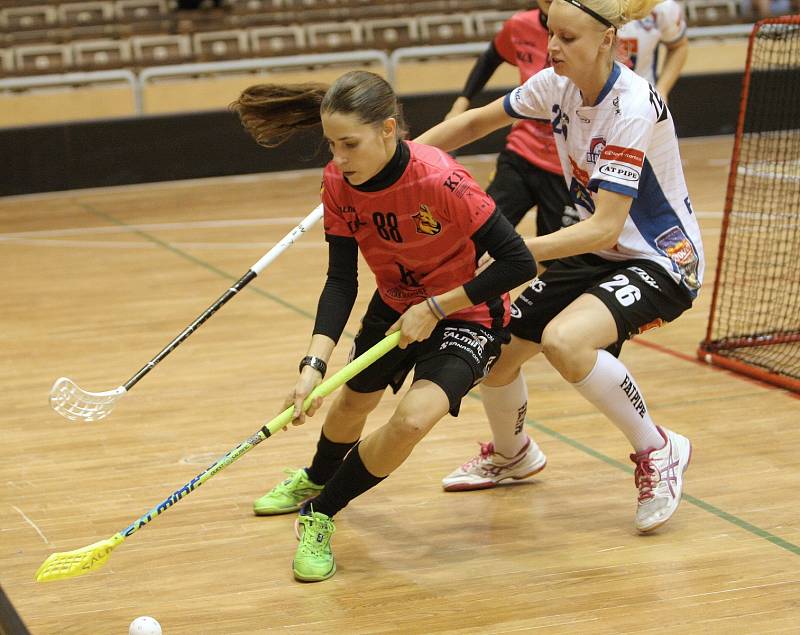 Florbalistky brněnských Židenic v zápase druhého kola extraligy prohrály s Olomoucí po nájezdech 3:4.