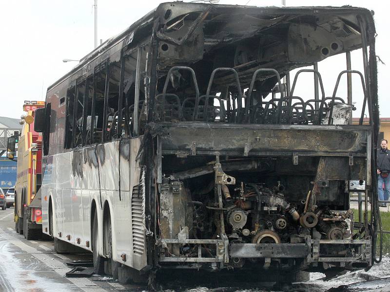 Uzavřená silnice a hořící autobus. Takový pohled se naskytl Brňanům ve čtvrtek krátce po druhé hodině odpoledne.