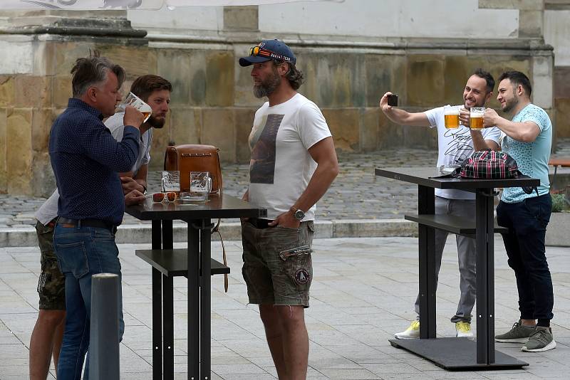 Popíjení alkoholu v centru Brna.