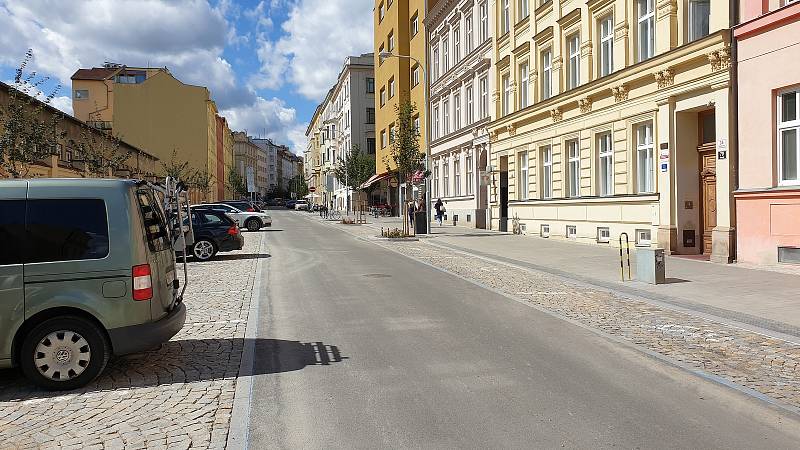 Zrekonstruovaná Gorkého ulice v Brně, do které zástupci města vrátí cykloobousměrku.