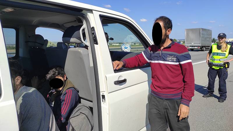 Celníci zadrželi na dálnici D2 u Brna dodávku s tuctem migrantů.
