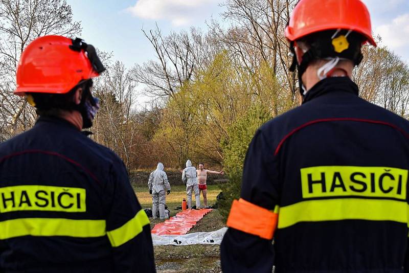 Tři brněnské strážníky museli kvůli kontaktu s mužem podezřelým na nákazu koronavirem dekontaminovat hasiči.